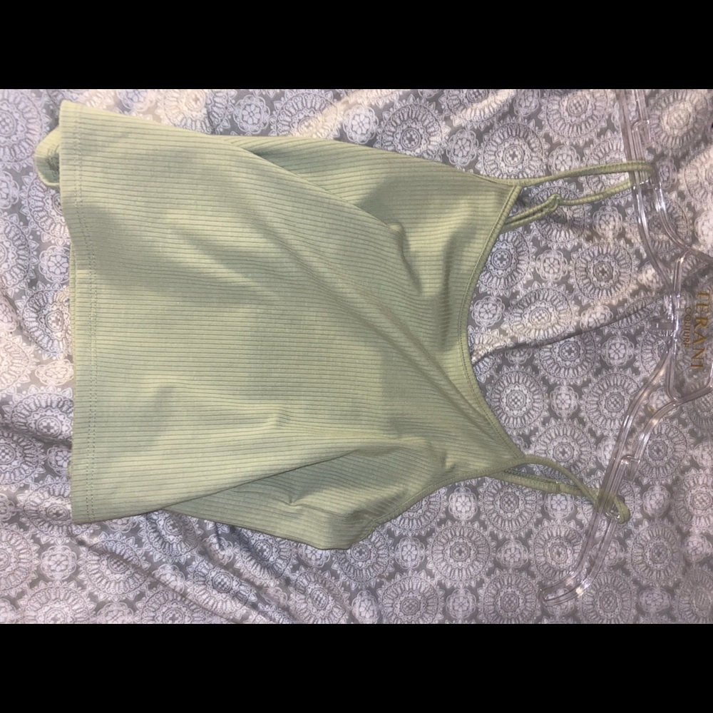 Green Crop tank Size: Medium Color: Light Green